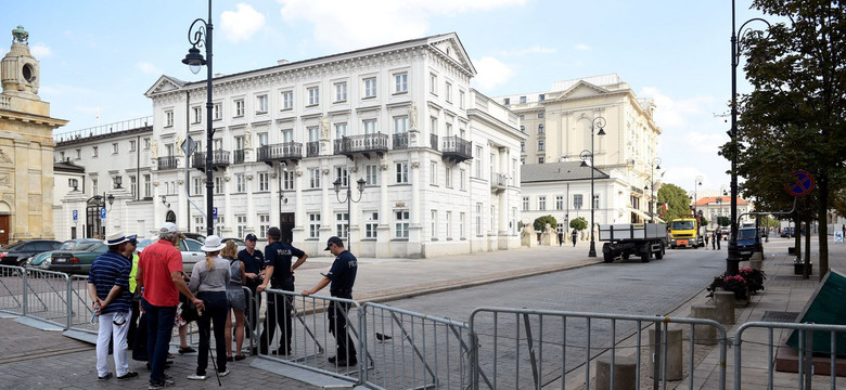 PiS czyści przedpole miesięcznicom. Straszak na kontrmanifestacje i krok do budowy pomników