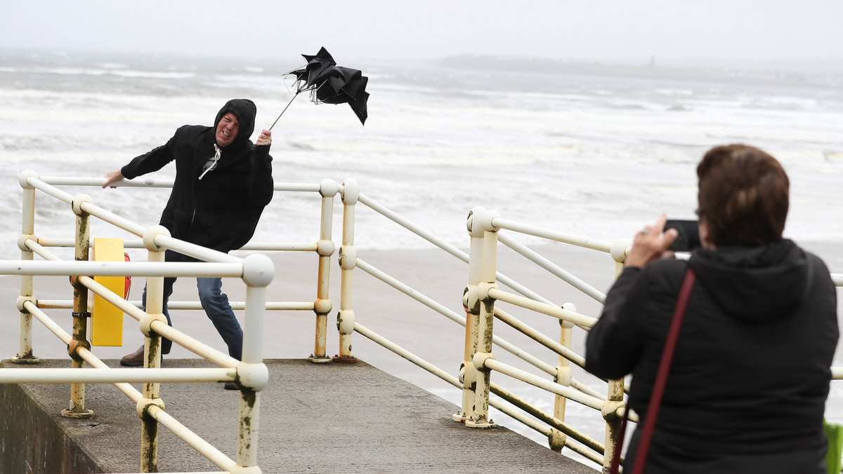 W nocy z czwartku na piątek do Irlandii dotarł huragan Lorenzo, powodując zniszczenia w regionie. Skutki porywistego wiatru najbardziej odczuli mieszkańcy hrabstwa Donegal, gdzie wiele budynków zostało zalanych. W piątkowe popołudnie wystąpiła przerwa w dostawie prądu dla około dwóch tys. Irlandczyków. Jak uspokajają synoptycy, Lorenzo przesuwa się w stronę Walii, stopniowo tracąc na sile.