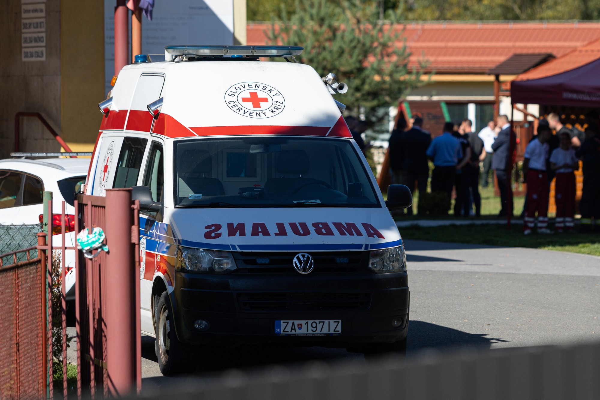 Na snímke sú členovia Slovenského Červeného kríža zasahujú po útoku na základnej škole v obci Staškov.