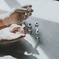 Kiderült, miért okozhatnak vérrögöt a covid vakcinák