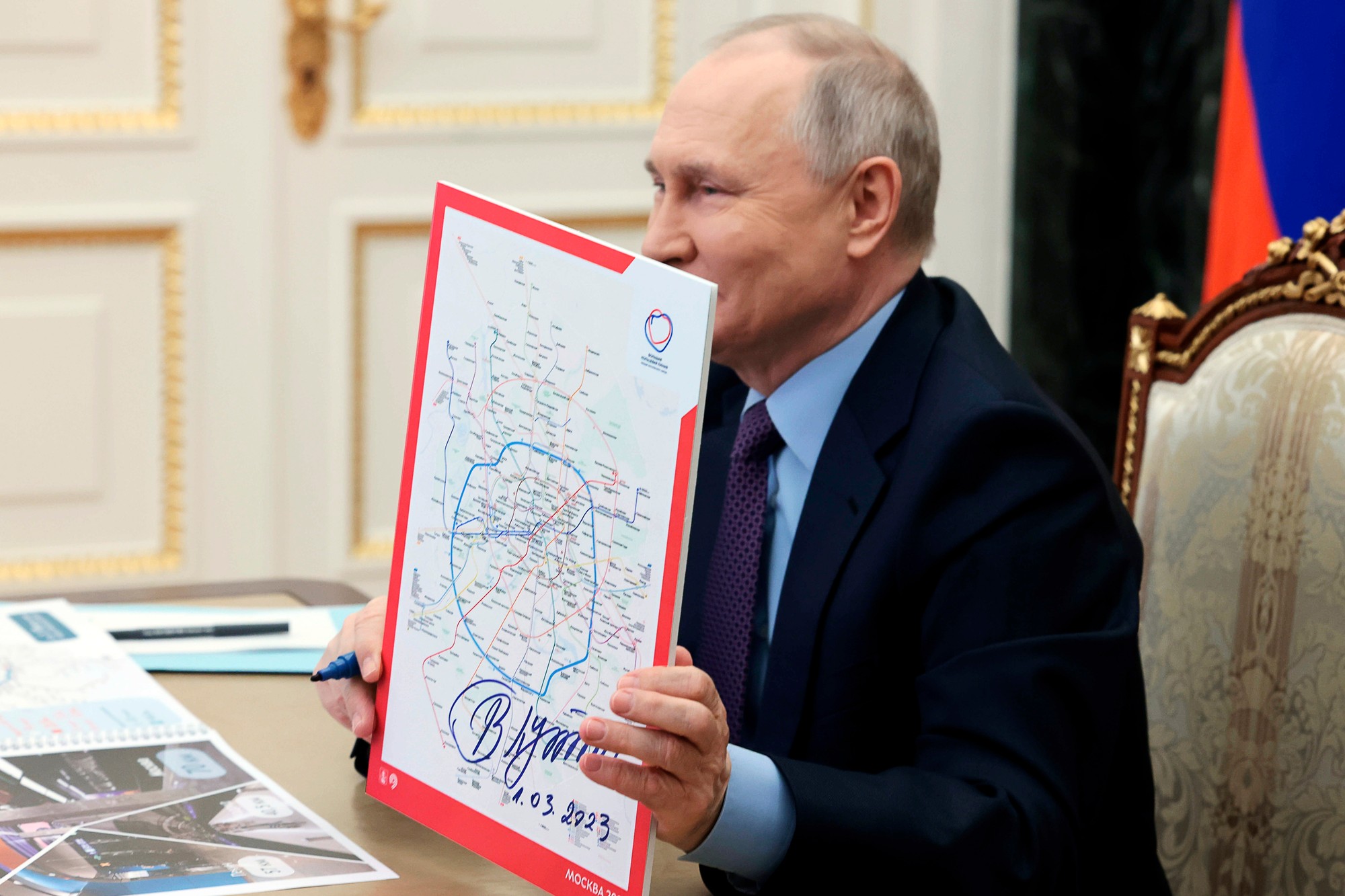 Ruský prezident Vladimir Putin ukazuje svoj podpis na mape metra na slávnostnom otvorení najdlhšej linky metra na svete.