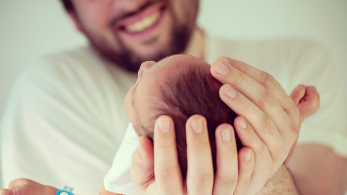 Od początku tego roku z urlopu ojcowskiego skorzystało już ponad 33,5 tys. mężczyzn; to więcej niż w całym 2013 r., kiedy było to 28,5 tys. - poinformowało MRPiPS. Ojcom przysługują dwa tygodnie urlopu, zarezerwowanego tylko dla nich.