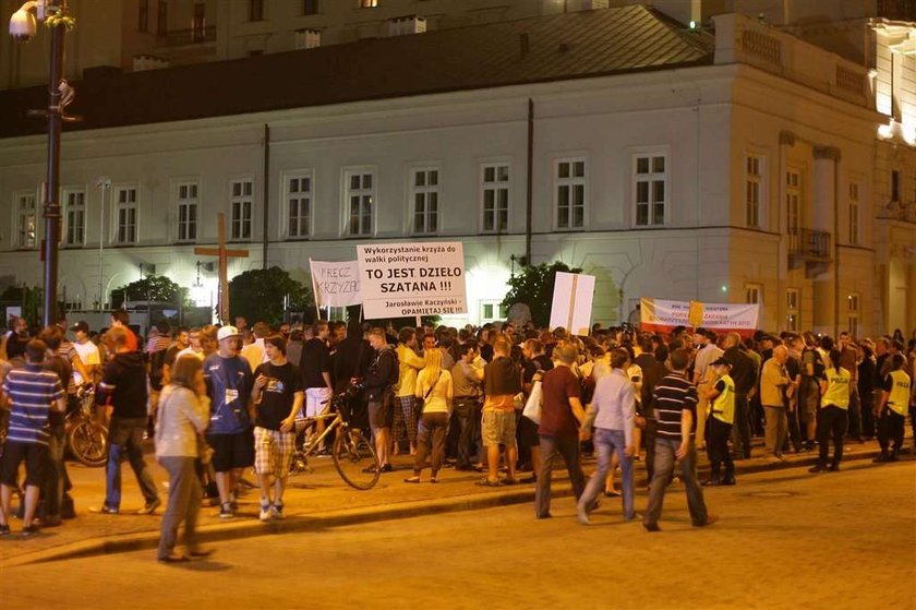 Jest już krzyż przed Pałacem Prezydenckim