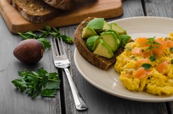 Jajecznica z wędzonym łososiem. Hit polecany przez mistrzów kuchni