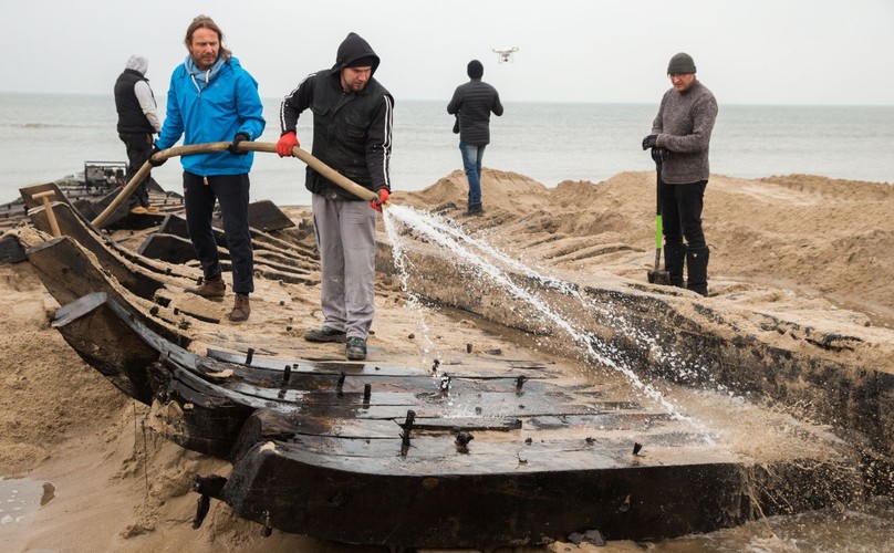 MIĘDZYWODZIE. WRAK XIX-WIECZNEGO STATKU WYCIĄGNIĘTY Z PLAŻY