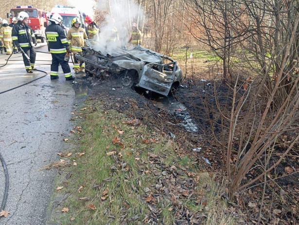 Pożar samochodu osobowego w Bosowicach. Śmigłowiec LPR na miejscu