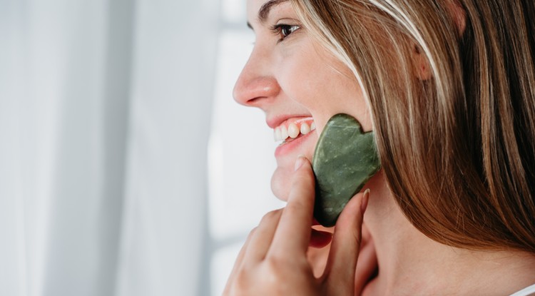 Gua sha köves arcmasszázs Fotó: Getty Images