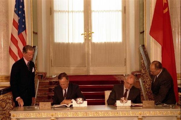 Podpisanie układu o redukcji zbrojeń strategicznych START I, w ramach którego podpisano później protokół lizboński