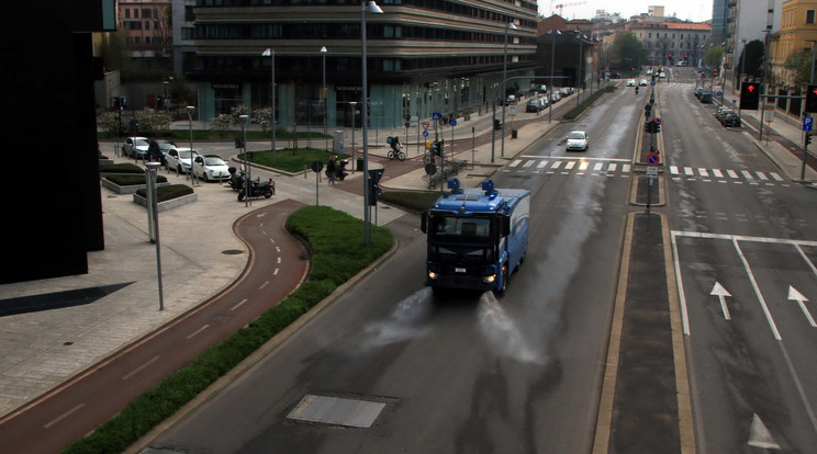 Milánó szinte teljesen kihalt, az utakat fertőtlenítővel mossák napközben /Fotó: MTI EPA-ANSA Paolo Salmoirago 