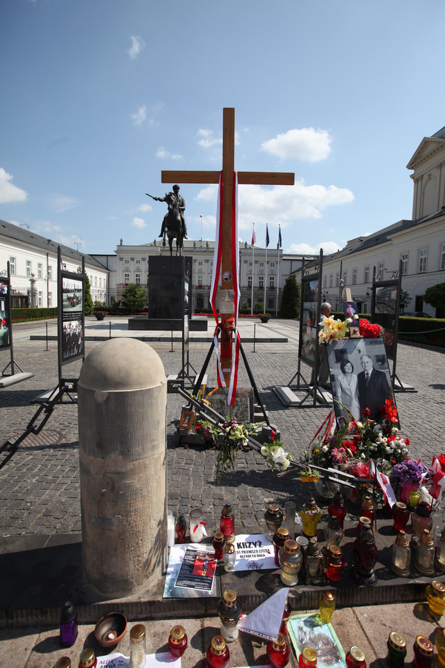 Krzyż pod Pałacem Prezydenckim, fot. PAP/Tomasz Gzell