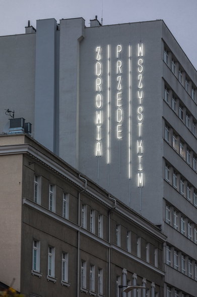 Neon na ścianie szpitala w Gdyni. Hasło do wszystkich mieszkańców