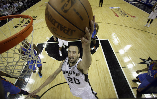 Gracz San Antonio Spurs wrzuca piłkę do kosza