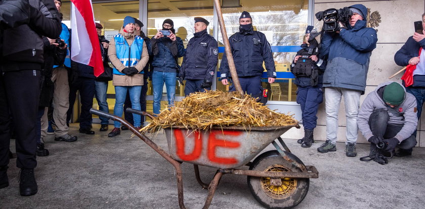 Gnojówka na ulicach i przed urzędem. Rolnicy w Poznaniu sięgnęli po śmierdzącą broń