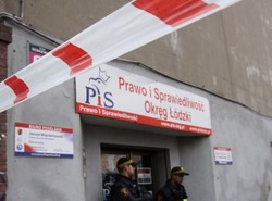 Siedziba PiS już otwarta. Na schodach ślady krwi