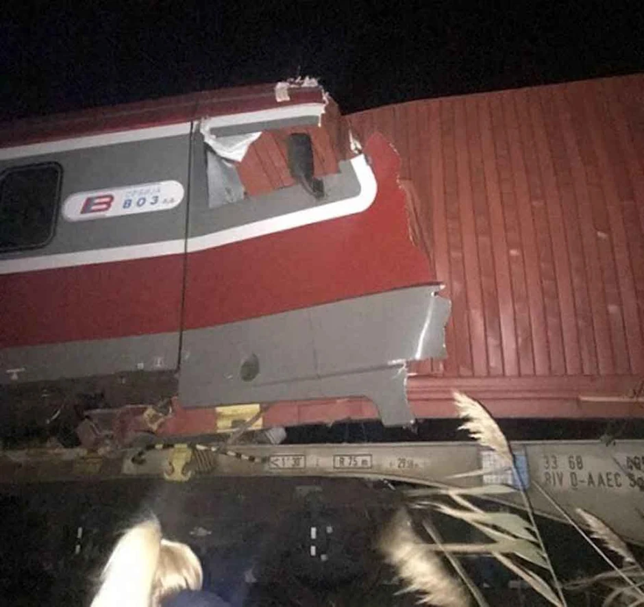 Deo putničkog voza je bio smrskan