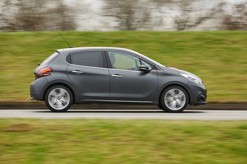 Citroen C3 kontra Peugeot 208 i Renault Clio