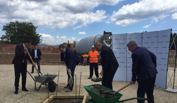 Vučić kamen temeljac Cumtobel