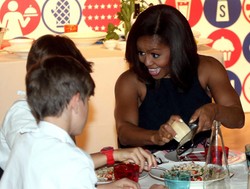 Za dużo ciała na wierzchu. Fatalne kreacje Michelle Obamy