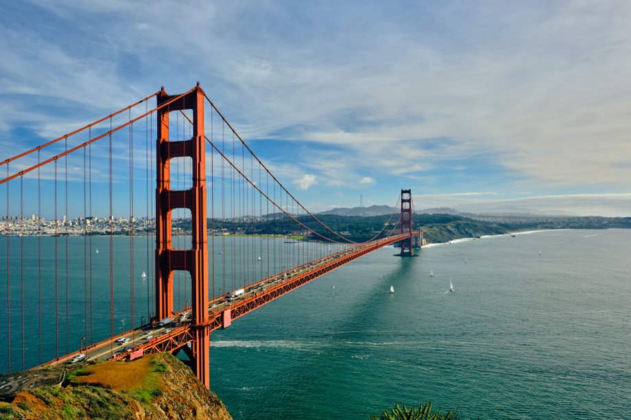 Most Golden Gate to jeden z symboli San Francisco i Kalifornii. Inną z popularnych atrakcji turystycznych jest dawne więzienie na wyspie Alcatraz