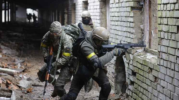 A képen: Az Ukrán Önkéntes Hadsereg (UDA) kiképzésén vesznek részt ukrán civilek Kijev térségében 2024. február 17-én / Fotó: MTI/EPA/Szerhij Dolzsenko
