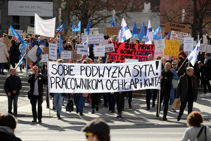 Kolejny protest urzędników w Olsztynie: ‘’Chcemy, aby prezydent nas zauważył’’ [ZDJĘCIA]