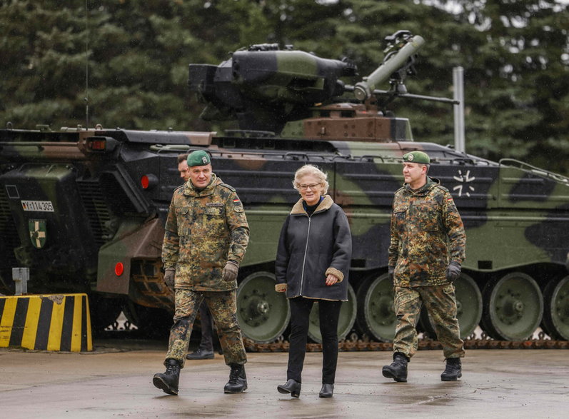 Christine Lambrecht z porucznikiem Thomasem Sprangerem obok opancerzonego pojazdu "Marder", 12 stycznia 2023 r.