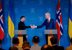 Jonas Gar Stere i Volodimir Zelenski