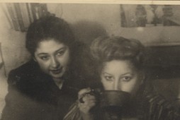 Melania Fogelbaum (z prawej) i Helena Zemler, Łódź, 1942 r. 