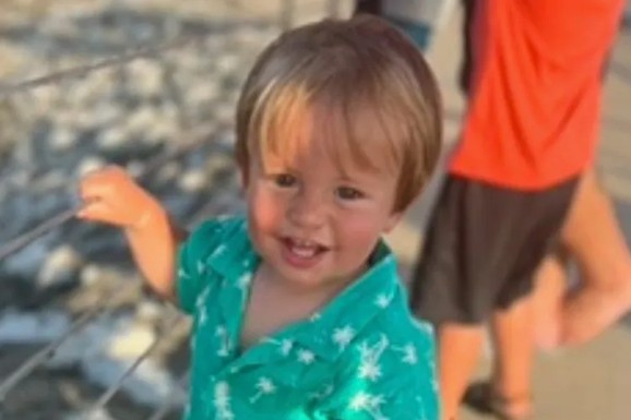 (FOTO) DEČAK (4) UBIO ROĐENOG BRATA (2) Roditelji ih ostavili same u automobilu, on pronašao očev pištolj u kaseti i pucao u njega pred SESTROM