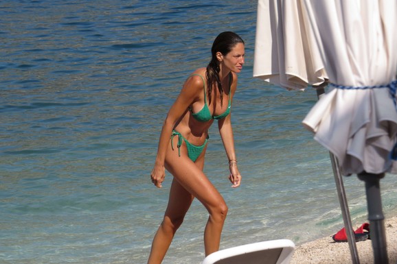 KAD SE ONA SKINE, MUŠKARCIMA PADNU VILICE Danijela Dimitrovska u 38. godini nema trunku sala, a evo i kako: Jutro započinje uvek sa istim napitkom