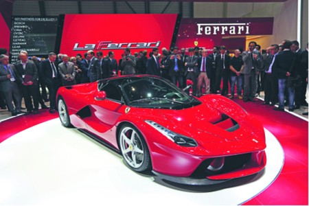 LaFerrari i Lamborghini Veneno: próżność. Włosi chronią te auta bardziej niż freski w Kaplicy Sykstyńskiej oraz dzieła Leonarda da Vinci w mediolańskim Muzeum Technologii i Nauki. Gwarantuję, że lepiej je poznacie, siedząc w domu przed komputerem. Ja dopiero w ten sposób dowiedziałem się, że LaFerrari powstanie w zaledwie 499 egzemplarzach i będzie się rozpędzało do 300 km/h w 15 sekund. Oraz że Veneno wyceniane jest na 3 mln euro. Poza tym możecie wierzyć mi na słowo – na żywo lamborghini wygląda okropnie. Szczególnie w środku.