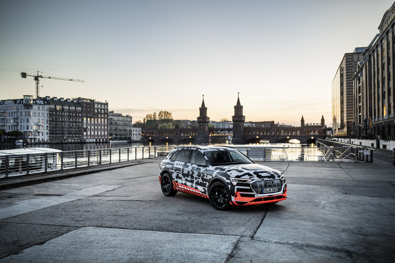 Audi e-tron. Audi chwali się, że e-tron będzie pierwszym masowo produkowanym samochodem przystosowanym do ładowania 150 kW