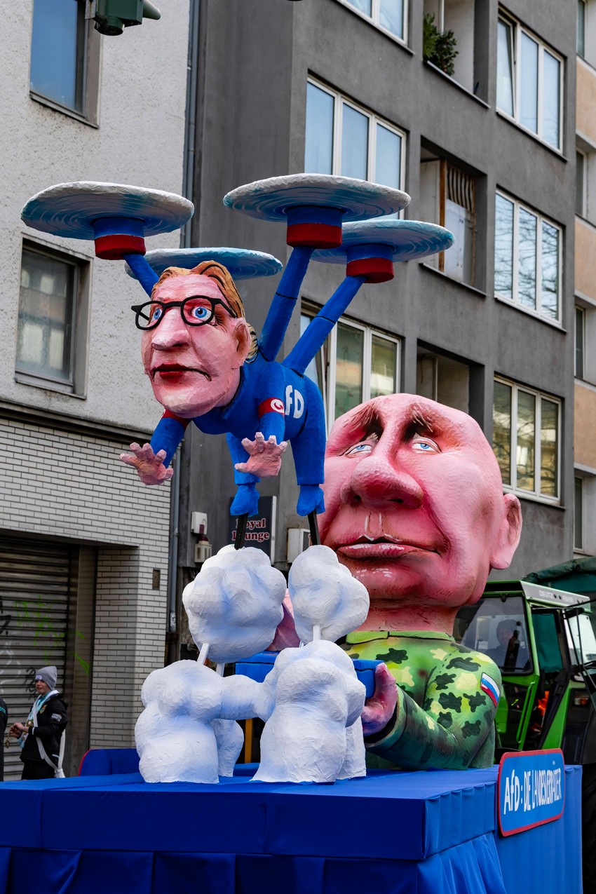 Liderka AfD-a predstavljena kao dron kojim upravlja Putin na paradi u Dizeldorfu