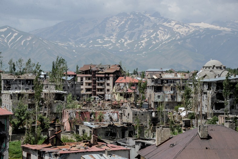 Zniszczenia po walkach w Yuksekovej w sierpniu 2016 r.