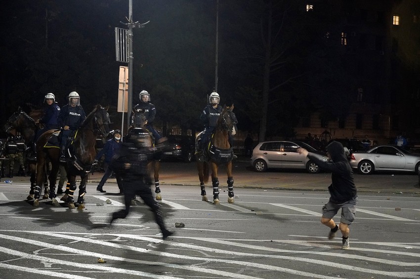 Mladić pokušava da pobegne od policije, ali se sapliće i pada