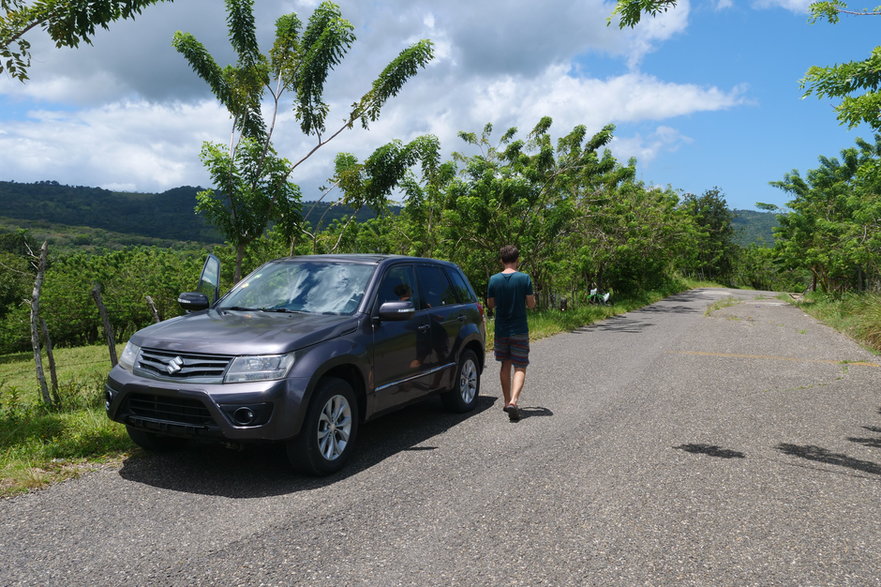 Choć na zdjęciu droga jest asfaltowa, niech was nie zmyli! W Dominikanie warto mieć auto 4x4.