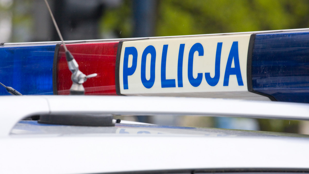 Policjanci z Olecka zatrzymali trzech nastolatków, którzy włamywali się do garaży, piwnic i niezamkniętych samochodów.