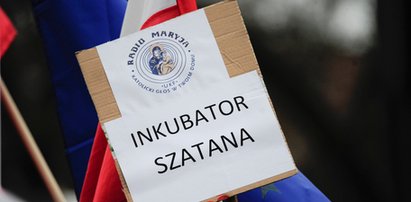 Ostre słowa na transparentach na manifestacji KOD