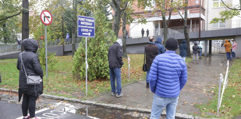 Dramat! Stoją w kolejce po test w deszczu i z objawami COVID-19