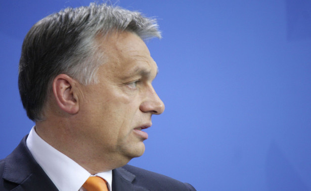 Orban oświadczył w niedzielę, że środki, które jest w stanie wypracować gospodarka, należy wydawać raczej na Węgry, na węgierską młodzież, węgierskich emerytów i węgierskie miejscowości, a nie na przybywających tu z obcych krajów migrantów