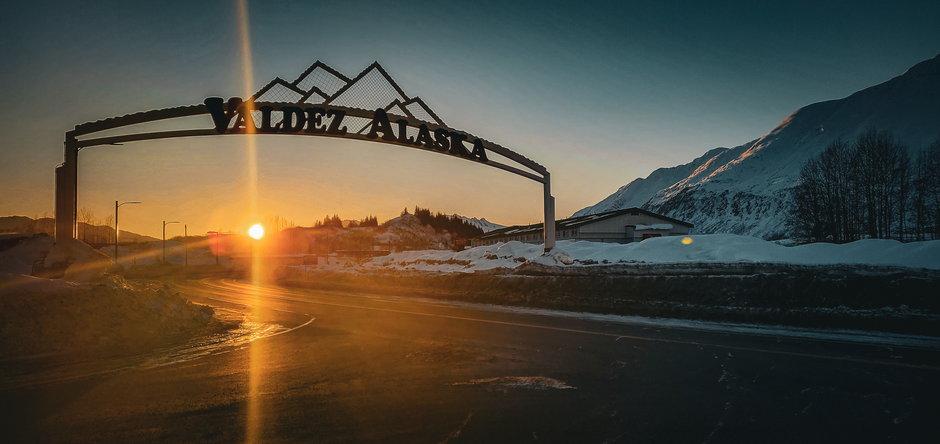 Zimowy zachód słońca w Valdez na Alasce