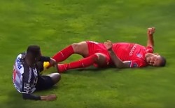 Piłkarz stracił przytomność po zderzeniu z rywalem i uderzeniu głową o murawę [WIDEO]