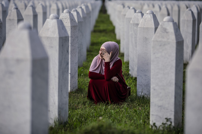 Boszniaczka na cmentarzu Srebrenica-Potočari