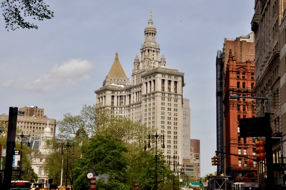 Manhattan Municipal Building liczy 40 pięter i powstał w latach 1914-1920, by pomieścić miejskie instytucje po konsolidacji 5 dzielnic Nowego Jorku. Jest jednym z gmachów, które zainspirowały władze ZSRR do budowy tzw. Siedmiu Sióstr, czyli moskiewskich drapaczy chmur, a później także Pałacu Kultury i Nauki w Warszawie.