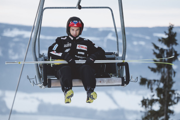 Kamil Stoch, trzykrotny mistrz olimpijski, w maju 2024 roku skończy 37 lat