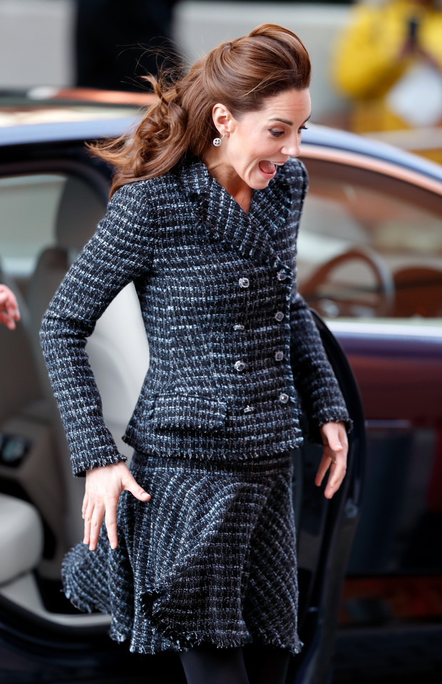 Kate Middleton o krok od wpadki. Z trudem panowała nad krótką spódniczką