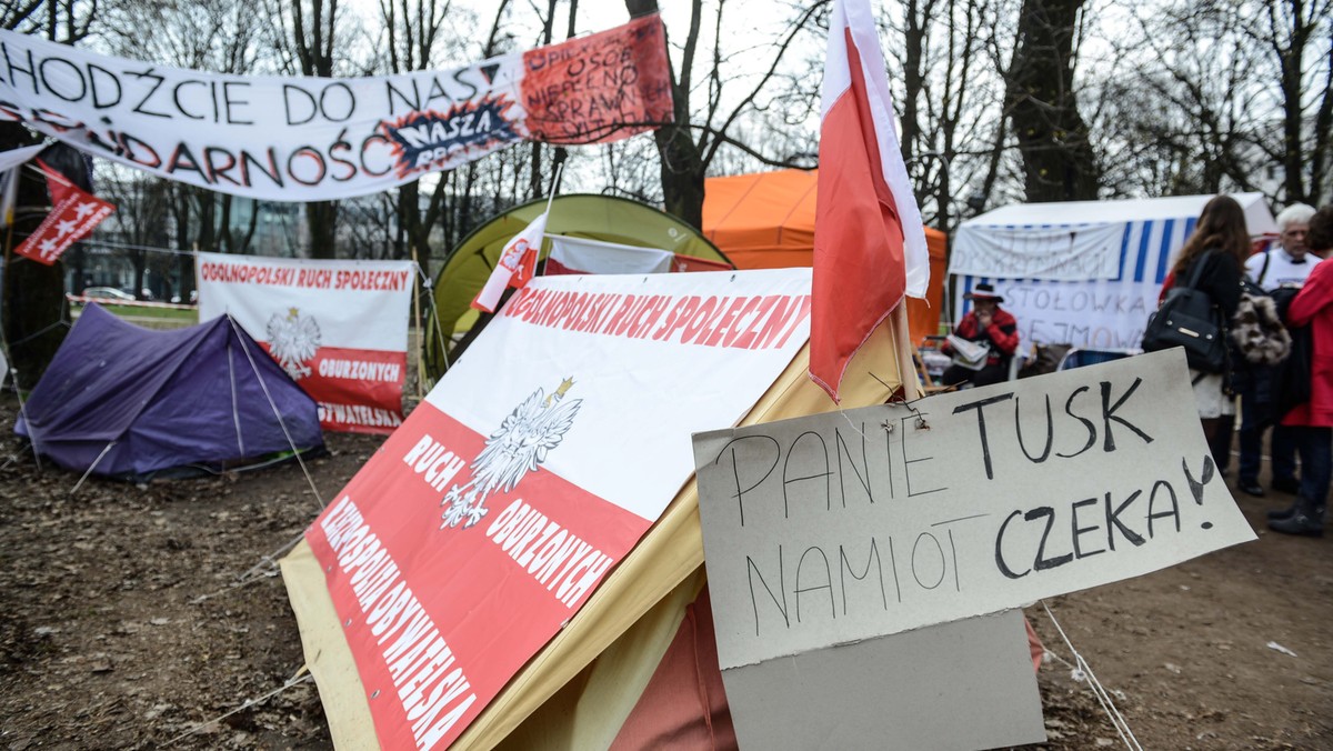 Opiekunowie dorosłych niepełnosprawnych, protestujący od 12 dni przed gmachem Sejmu, zapowiadają, że protest będą kontynuować do skutku, nawet w czasie świąt. Domagają się wyższego zasiłku i traktowania ich tak samo jak rodziców niepełnosprawnych dzieci.