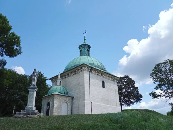 Urokliwe kapliczki wśród sielskich pól Ponidzia. Jest ich tu całe mnóstwo!