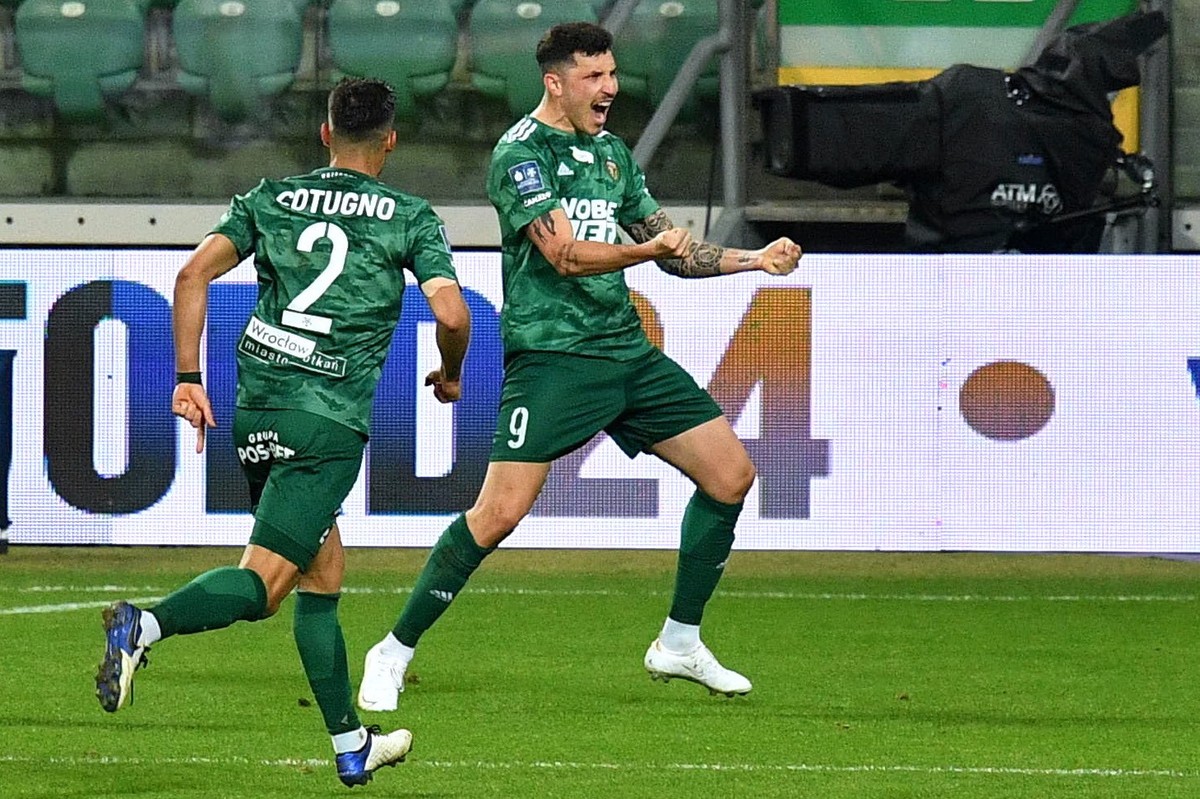 Piłkarze Śląska Wrocław Guillermo Cotugno (L) i Erik Exposito (P) cieszą się z gola podczas meczu Ekstraklasy z Pogonią Szczecin