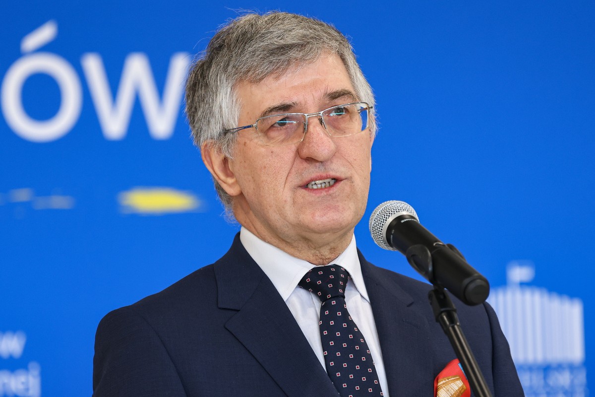 Warszawa, 19.03.2025. Prezes ZUS Zbigniew Derdziuk podczas konferencji prasowej nt. "Szkolenia dla seniorów z pierwszej pomocy przedmedycznej i spotkania informacyjno-doradcze dotyczące zabezpieczenia społecznego osób starszych.", 19 bm. w siedzibie Lotniczego Pogotowia Ratunkowego w Warszawie. (jm) PAP/Albert Zawada
